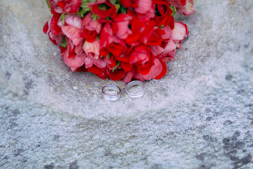 Ringe und Brautstrauss bei einer Hochzeit in Unterfranken
