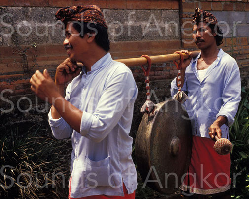 Balinese processional gong. This device, consisting of two independent vertical links, is the most effective to prevent the gong from turning.