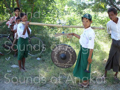 Processional gong in Myanmar. It is hanged at the bearing by a single point of attachment, but two at the gong's level. For playing, the intermediate bar is held by the musician to prevent the instrument's oscillation.