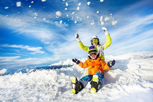 Winterurlaub in den Bergen, Skischule und Schifahren mit der passenden Reiseversicherung bei Krankheit, Unfällen und Reiserücktritt der ERGO