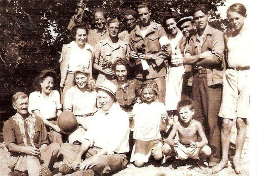 22/08/1944, St Cézaire is liberated. Troopers from the 3rd Battalion and civilians celebrates the victory.