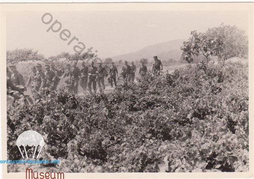 Sgt Bert TUCKER and few troopers from the 5th Scottish, leading the german prisonners of Clastron to Le Mitan, August 15th, 1944