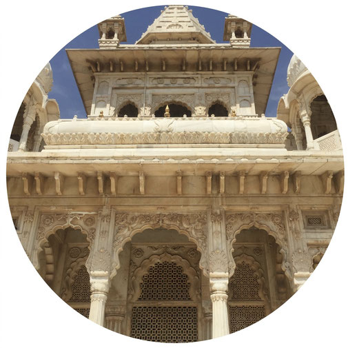 Discover Rajasthan and beyond, including Varanasi, with our guided tour by car and train.