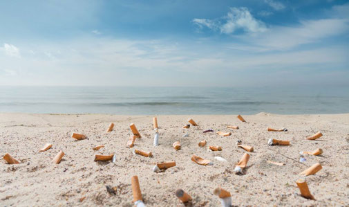 Zigarettenreste liegen am Sandstrand
