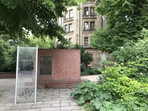 Berlin - Prenzlauer Berg am Wasserturm: Gedenktafel zur Erinnerung an das ehemalige Konzentrationslager vor Ort 