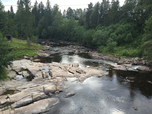 Lachs angeln Norwegen, in großen Flüssen, in Straumen in Meeresbuchten mit Fliege und Blinker, hier kleiner Fluss