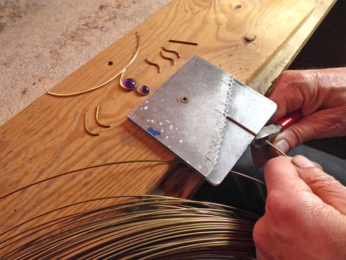 Préparation du fil avant découpe de la pièce. 1ère étape de fabrication d'un collier martelé