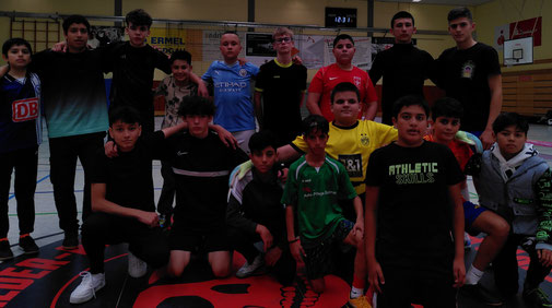ztdöner(HBS-Sommerturniersieger Jahrgang 5-7, knieend) und der Finalgegner Familie IKL 1 (stehend)