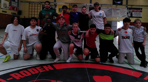 American Dragons (HBS-Sommerturniersieger Jahrgang 8-10, stehend) und der Finalgegner FC Schwarzmagie (knieend)