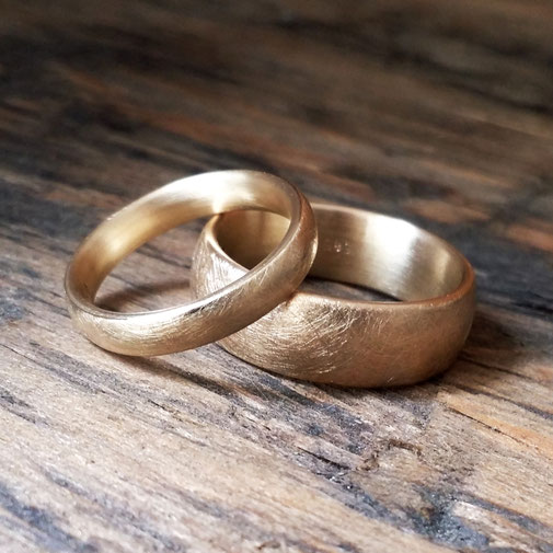 Eheringe mit Struktur, Ringe mit matte Oberfläche, Designerschmuck, Trauringe aus Düsseldorf
