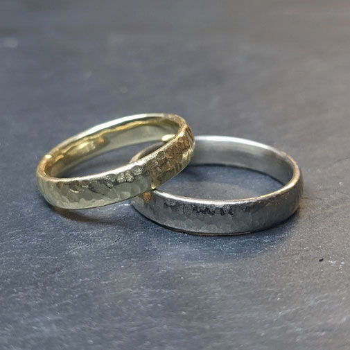 unterschiedliche Trauringe, Eheringe in Weißgold und Gelbgold, Leichter Hammerschlag mit der Finne,