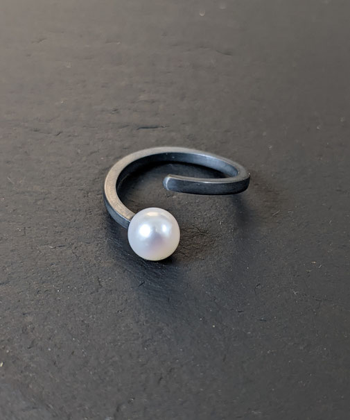 Minimalistischer Ring aus Silber mit einer Süßwasserperle, geschwärztes Silber und weiße Perle, handgefertigter Schmuck aus Düsseldorf