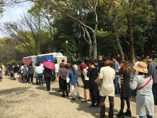 大阪城公園のトイレに行列