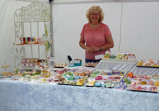 Foto vom Marktstand mit Seifen und Naturkosmetik