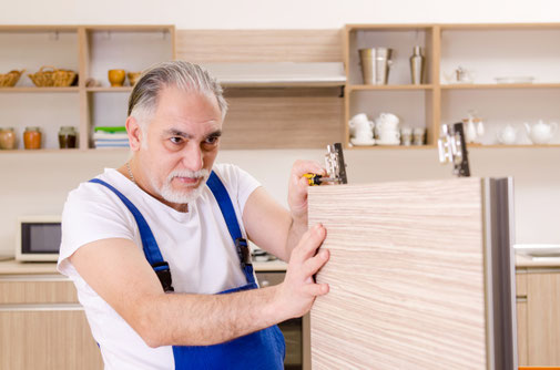 Fullservice, Fachkundiger Handwerker bei der Möbelmontage, idealer Serviche für Senioren