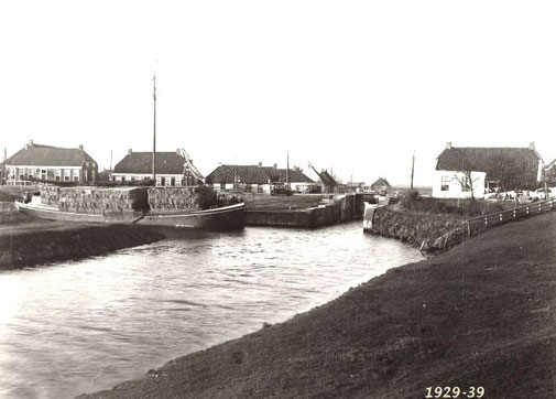 Schip met vlas in de haven rond 1930