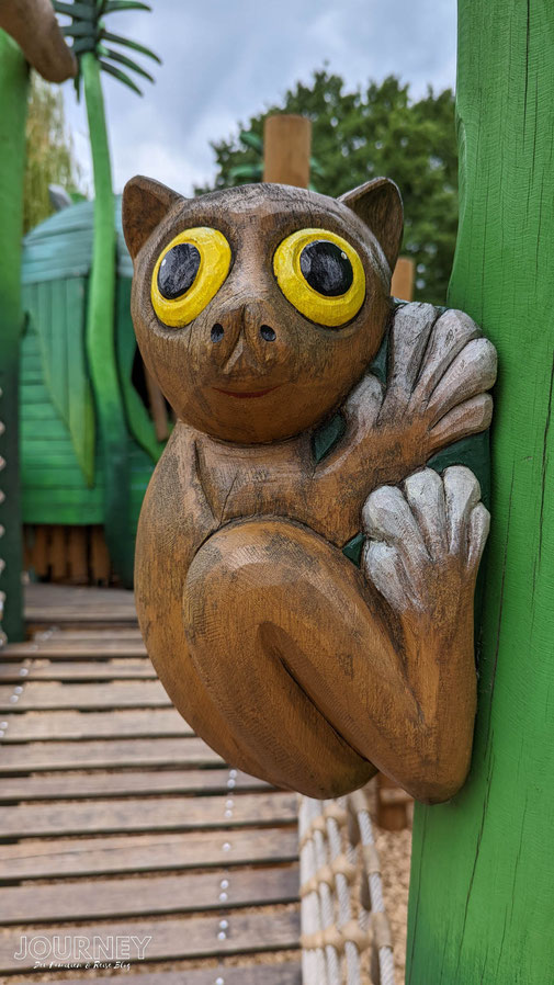 Ein Affe aus Holz auf einem Spielplatz.