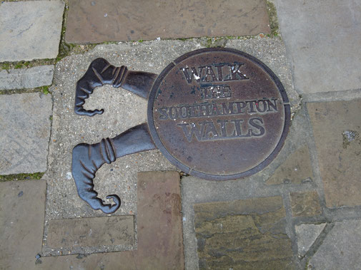 Boden Hinweisschild "Walk the Southampton Walls"