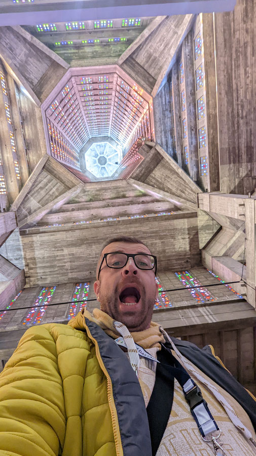Ein Mann macht ein Selfie unter dem Kirchturrm