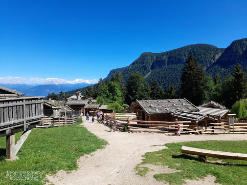 Der Bauernhof eingebettet in den Tiroler Bergen