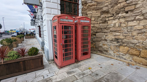 Zwei englische Telefonzellen in ihrem typischen Rot.