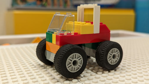 Ein Auto aus Legosteinen gebaut.