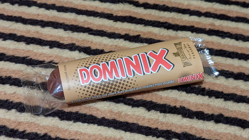 Ein Schokoladenriegel mit Aufdruck "Dominix"