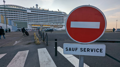 Durchfahrt verboten Schild im Hafen von Le Havre.