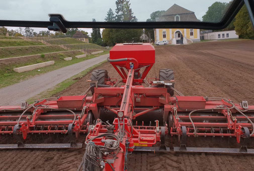 Mit großer Technik hat der Verein den Platz für das Springturnier im Schlossgarten aufwändig saniert. Damit haben sich die Bedingungen für Pferd und Reiter enorm verbessert. Foto: Verein