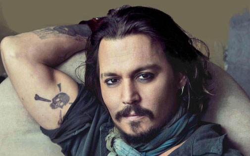 Johnny Depp, Mars conjoint Uranus (en asepct de carré à Mercure et Venus), entre  physiquement dans le rôle de ses personnages à travers des tenues  ubuesques, poétiques et excentriques qui le transforment.