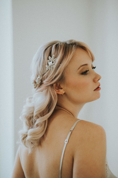 Look 1: Elegante Locken mit einem glamourösen Headpiece