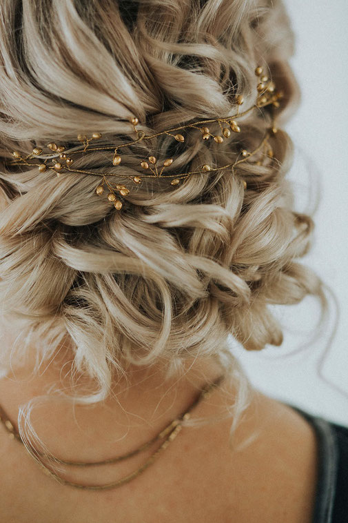 goldener haarschmuck lockere Hochsteckfrisur natürlich elegant braut