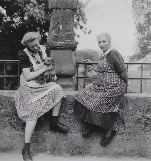 Im Jahre 1946: Mußestunde auf der Nepomuk-Brücke, links: Gisela Deichmann (meine Mutter)