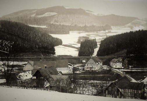 Der Bahndamm ist seitdem ein dominantes Bauwerk entlang des Weges nach Eslohe