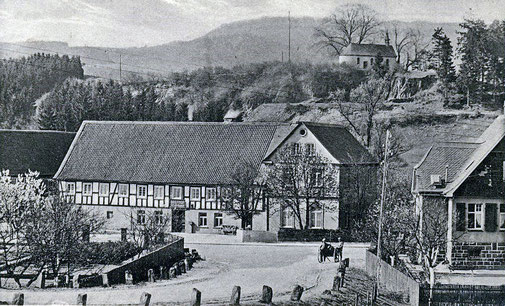 Das "Hotel zur Post" war ehemals Schultenhof. Auf der Höhe steht die sagenumwobene "Eibelkapelle"