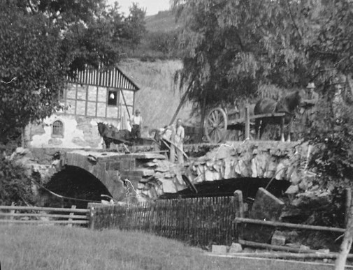 Mit Hand- u. Spanndiensten wird die beschädigte Brücke abgerissen.