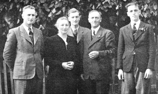 Foto zur Silberhochzeit 1948: Franz und Theresia Schulte-Schüren mit den Söhnen v.l.n.r.: Franz, Hubert und Josef