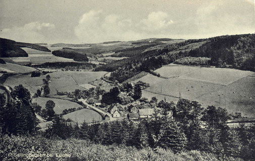 Des Wanderers Blick vom Henneberg hinunter auf das Dorf