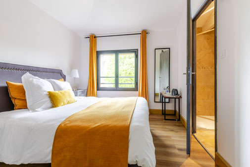 chambre avec salle de bain privative et lumière naturelle au château de Loubéjac hébergement de charme en Occitanie