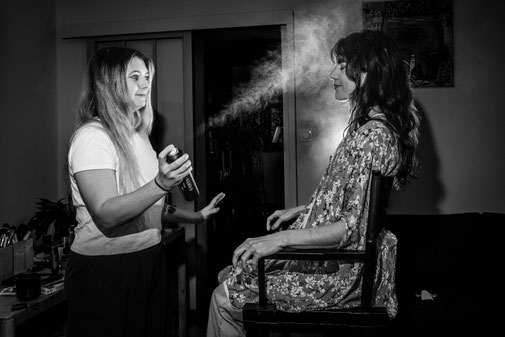 Préparatifs de la mariée avec la mise en beauté photographiés en noir et blanc