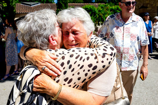 Photographe mariage Montauban – étreinte pleine d’émotion entre deux femmes lors d’un mariage