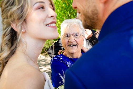 Photographe mariage Montauban – sourire d’une grand-mère face aux mariés lors d’un moment de complicité