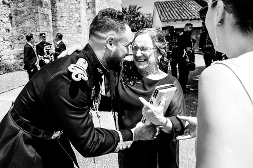 Photographe mariage Montauban – éclat de rire entre le marié et une invitée lors d’un moment spontané