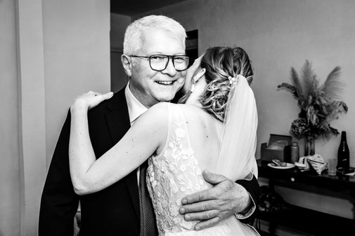 Moment tendre entre une mariée et son père pendant les préparatifs d’un mariage à Montauban