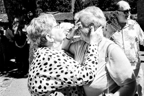 Émotion et tendresse entre deux invitées pendant un mariage en Occitanie photographié en noir et blanc