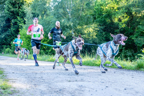 Départ des participants lors des Gendarmes et les Voleurs de Temps en Occitanie