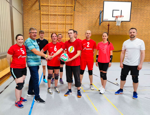 Bild: Dieter Szczepanski (li.) bedankte sich herzlich bei Kevin Kneip (re.) für die tolle Spende. Unsere Volleyballmannschaft mit Abteilungsleiterin Kerstin Christmann (Nr. 6) und Kulturwartin Heike Albrecht (Nr. 5)