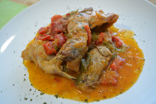 Conejo con tomate y pimientos