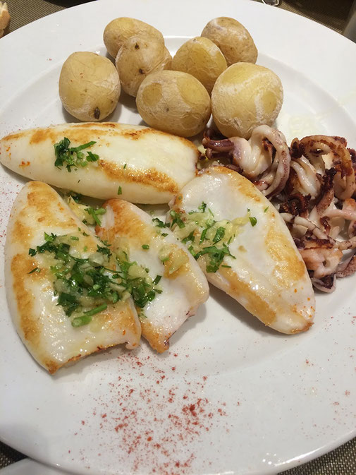 Papas con sepia rebozado de gofio (Wikimedia Commons)