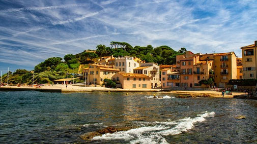 Bucht vor Saint-Tropez, Salon-de-Provence, in Frankreich mit gelben Häusern